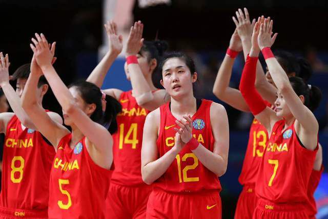 美女扒开尿孔让人捅